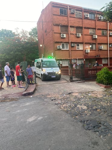 Una ambulancia lleva a un niño tras caer del tercer piso en Asunción