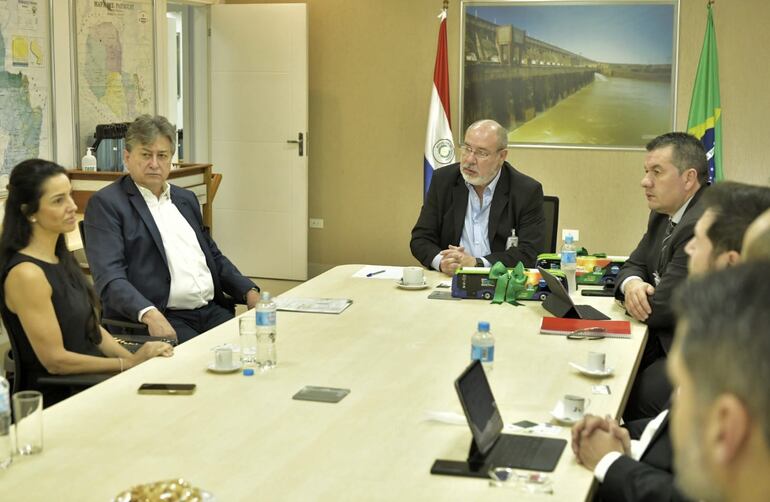 Analizan instalación de nuevo centro de intercambio de tecnología en movilidad eléctrica en Itaipú. Se reunieron el lunes último representantes de la firma Eletra con directores de la binacional.