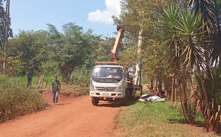 El accidente laboral ocurrió este viernes en un camino vecinal en la colonia Paso Itá.