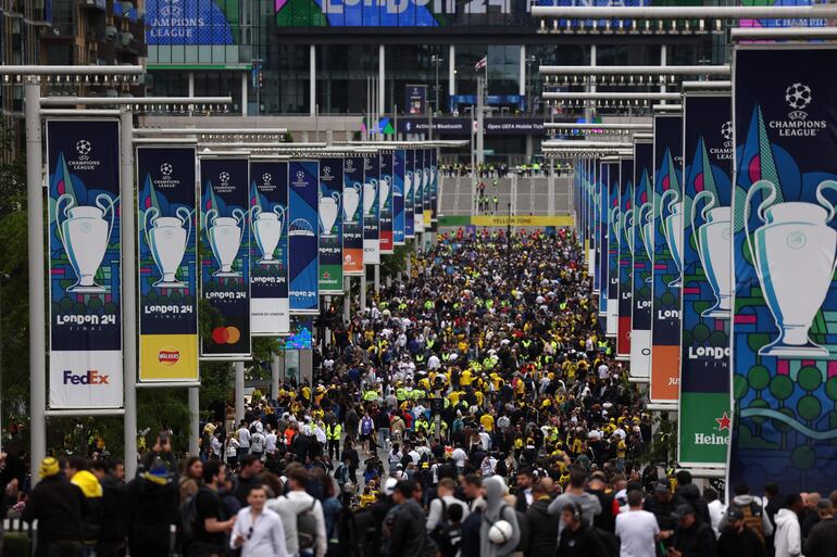 Los aficionados en los alrededores del estadio de Wembley antes de la final de la Champions League entre el Borussia Dortmund y el Real Madrid en Londres. 
