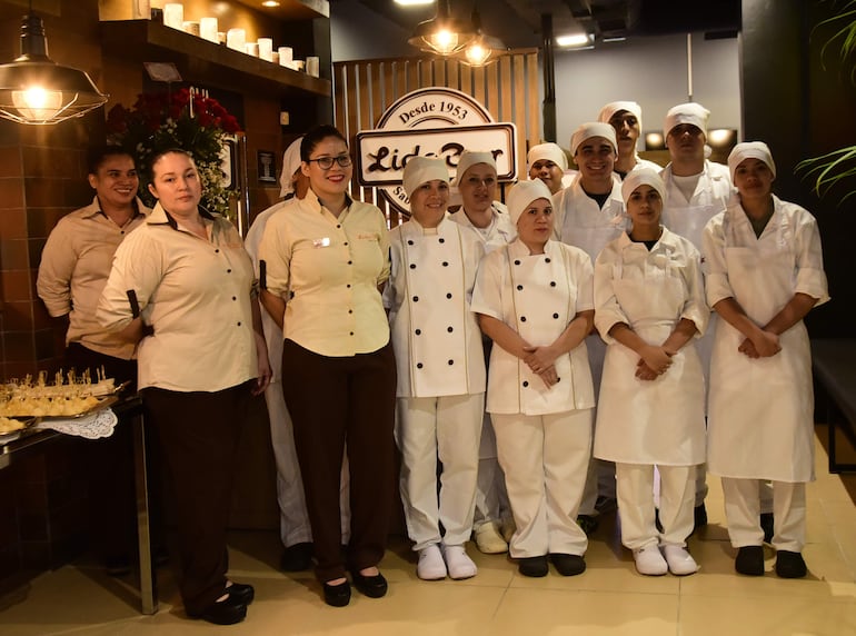 Parte del personal de cocina y atención al cliente que trabaja en Lido Bar de San Lorenzo.