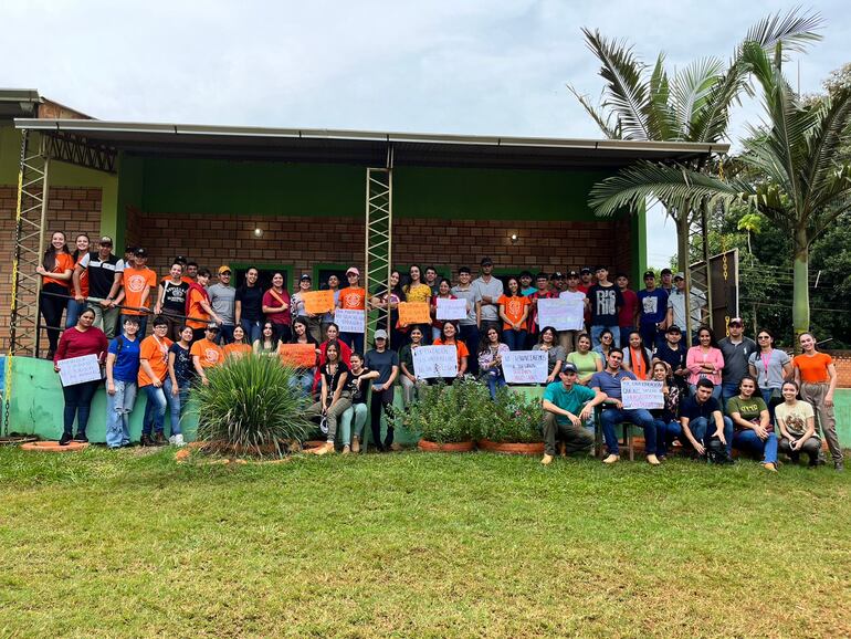 Estudiantes de la Facultad de Medicina Veterinaria de J. Eulogio Estigarribia en manifestación constante.