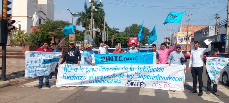 Miembros del SINTE se manifestaron en Coronel Oviedo.