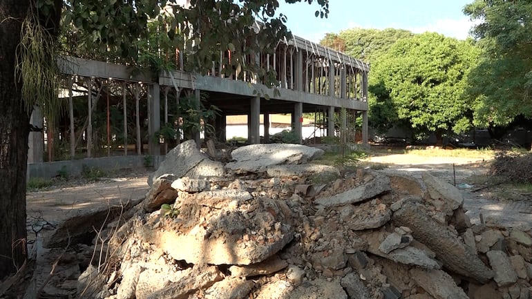 Escombros y la construcción paralizada hoy, en lo que será un centro para el adulto mayor, del IPS.