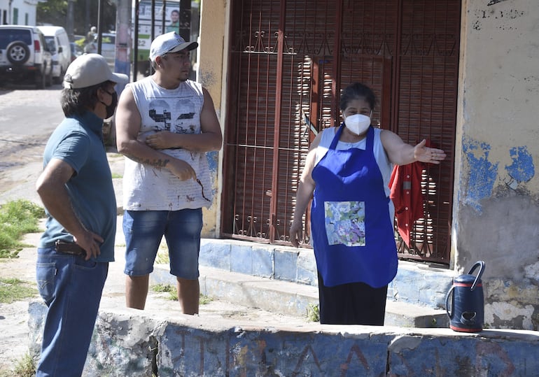 María Ortega explicaba su situación a otros vecinos. 