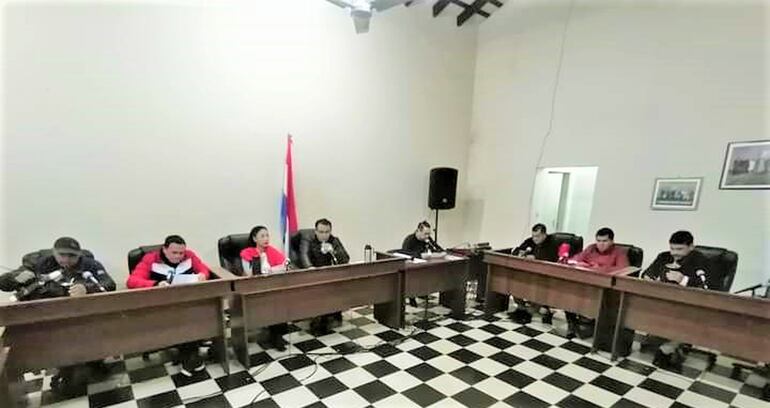 Junta Municipal de Paraguarí, donde los siete concejales sesionan dentro de la sala de sesiones.