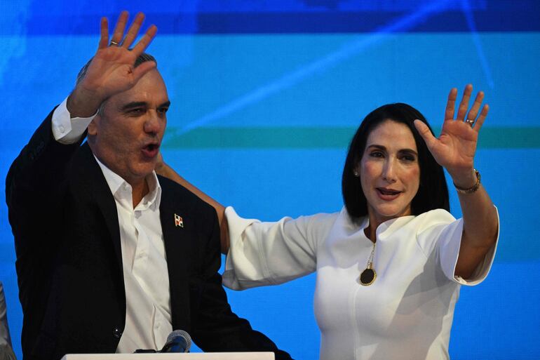 El presidente Luis Abinader fue reelecto en República Dominicana. Lo acompaña su esposa, Raquel Arbaje.