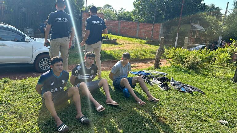 Los tres jóvenes maleantes detenidos en un pequeño aguantadero de la ciudad de Ñemby, donde  un allegado condujo involuntariamente a los investigadores.