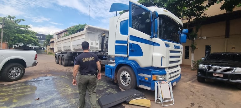 El camión en el que los imputados llevaban la cocaína, oculta en un sector hueco de la carrocería.