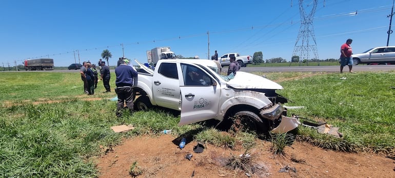 Así quedaron los dos vehículos involucrados en el grave accidente, sin víctimas fatales, en San Juan Bautista, Misiones, en el que una camioneta del MAG estuvo involucrada.