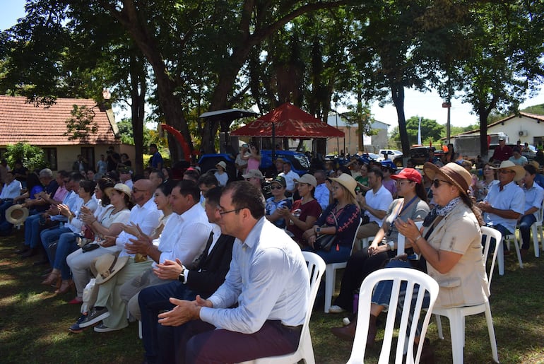 Previa a la habilitación de la expo se realizó un acto cultural en la plaza 
 Kunito Miyasaka