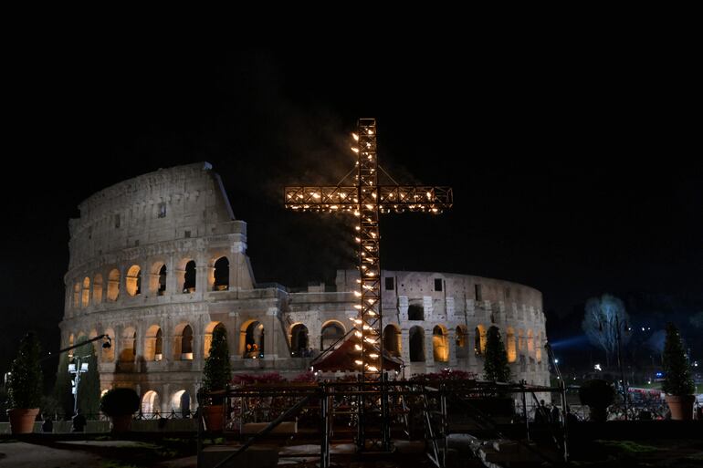 El rito del Viernes Santo en e Coliseo Romano. El papa presidirá las meditaciones. (AFP)