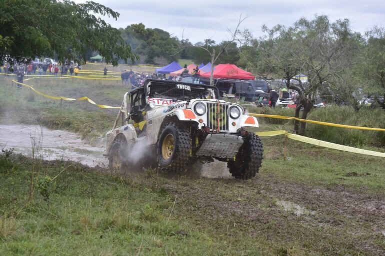 Al mando del Ford Jeep, Kiko López y Ernesto Gauto superaron así uno de los obstáculos ayer y se llevaron la victoria en la siempre competitiva categoría TT4N.