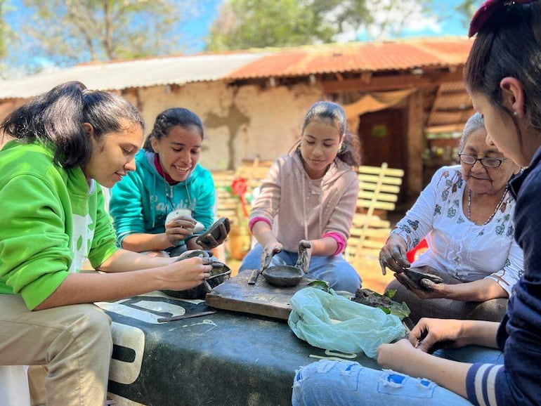 En su memoria, desde la Municipalidad, se comprometen a seguir impartiendo conocimiento sobre la técnica ancestral.