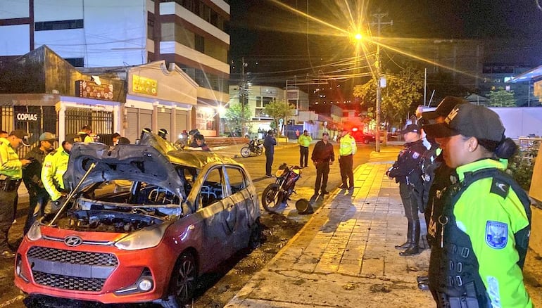 Uno de los vehículos incendiados en las calles de Quito, Ecuador.