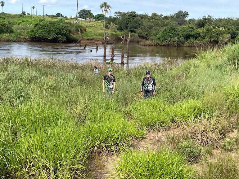 Los deportistas durante uno de los recorridos en busca de reestablecer el sendero.