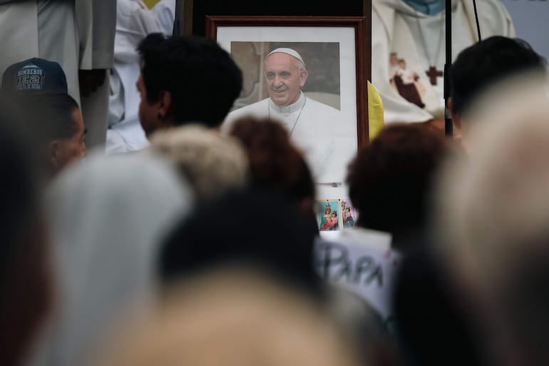 Fotografía de una imagen del Papa Francisco durante una misa del pasado lunes, en la Plaza Constitución en Buenos Aires (Argentina). EFE/ Juan Ignacio Roncoroni