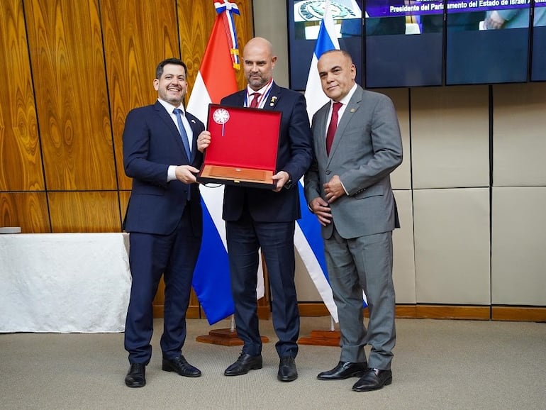 Amir Ohana, el presidente del Parlamento de Israel, junto al titular de la Cámara de Diputados, Raúl Latorre, y el presidente del Congreso paraguayo, Basilio "Bachi" Núñez.