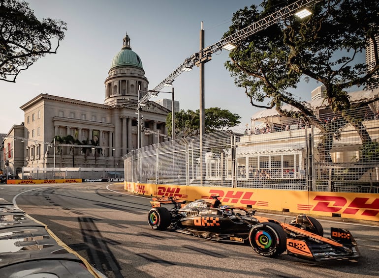 El McLaren de australiano Óscar Piastri en la sesión de entrenamientos libres del Gran Premio de Singapur 2023