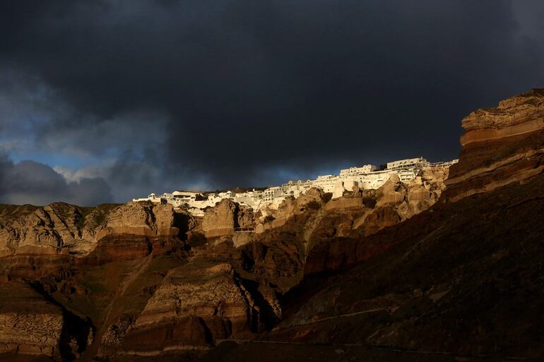 El pueblo de Fira en la isla de Santorini, Grecia, 04 de febrero de 2025. El municipio de Thera (Santorini) aconsejó vaciar el agua de las piscinas, prohibió todos los trabajos de construcción y prohibió el acceso al puerto de Athinio.