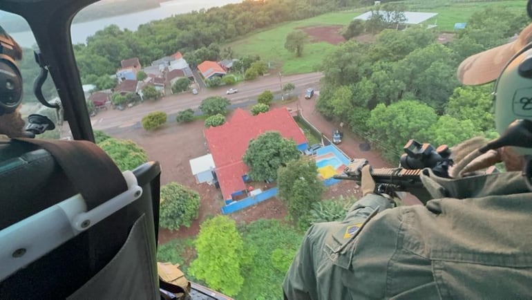 Los agentes policiales cuentan con el apoyo de un helicóptero para buscar a los criminales.