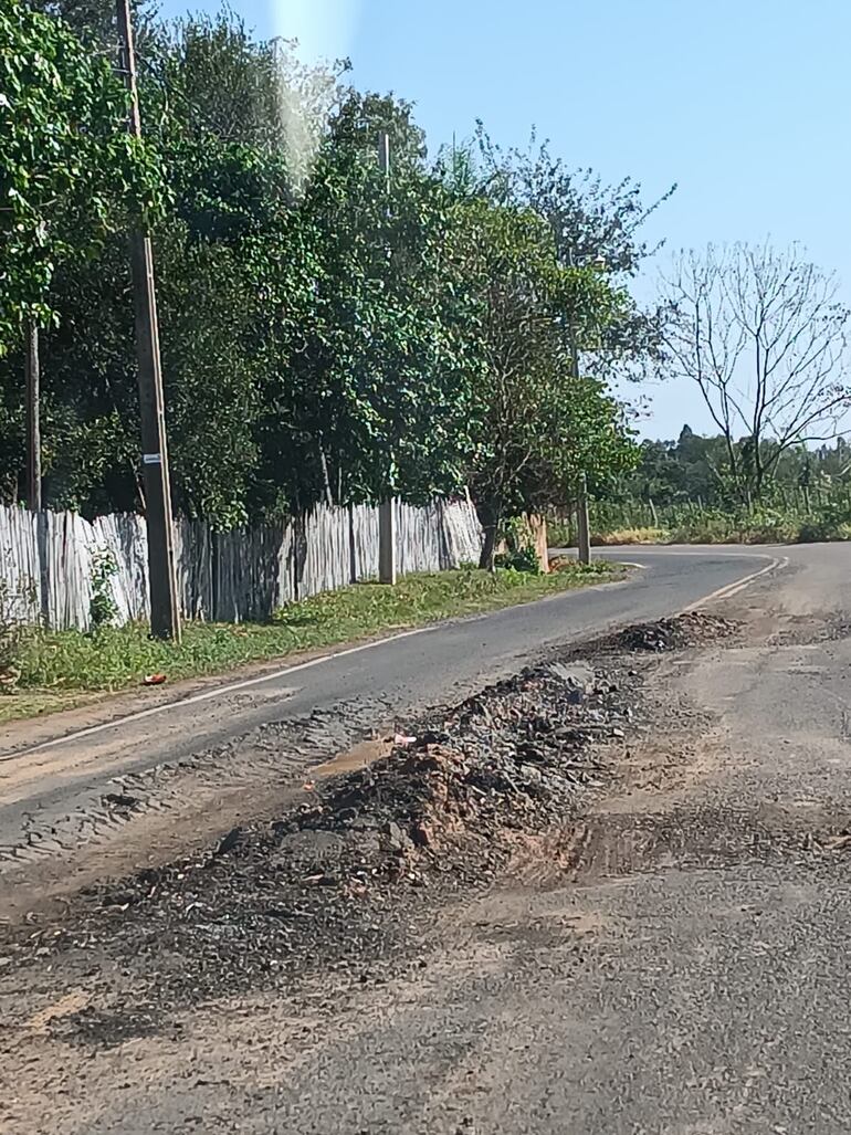 La vía que une la compañía Naranjaisy de Villeta con Nueva Italia se encuentra en pésimo estado, sin señalización, iluminación escasa y sin desagüe pluvial. 