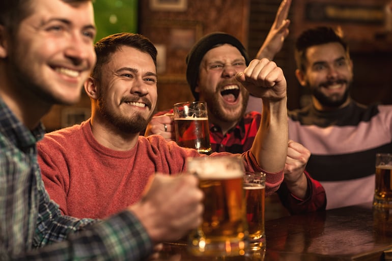 Celebración de amigos con chopps y vasos de  cerveza.