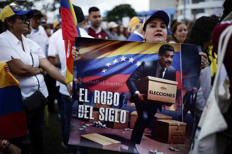 Ciudadanos venezolanos protestan para rechazar los resultados de las elecciones. La Junta de Supervisión de Meta anunció este jueves que está revisando “de manera acelerada” dos casos de publicaciones en Facebook e Instagram relacionadas con “la crisis poselectoral en Venezuela” para ver si los videos compartidos, pese a su contenido violento, pueden considerarse “una crítica política vital”. Foto ilustrativa.