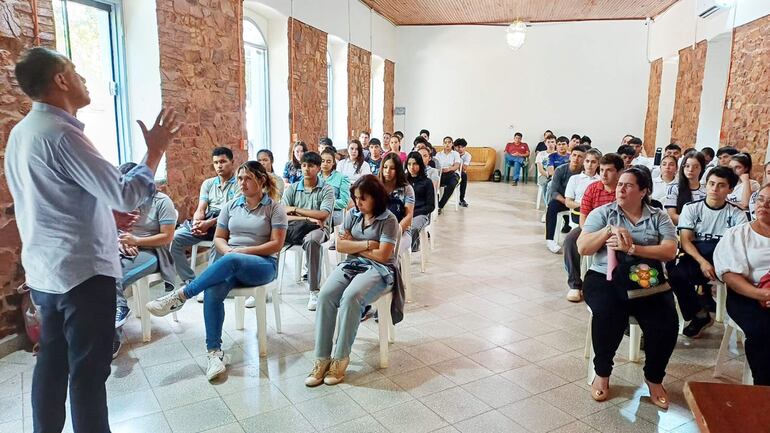 El director de la Facultad de Veterinaria de San Juan Bautista-Misiones, Dr Erico Arrieta Rivarola, capacita sobre leishmaniasis.