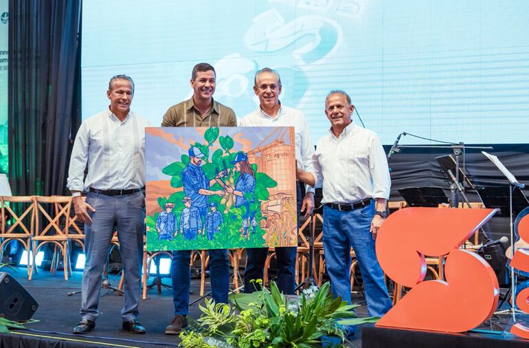 Paulo Sergio Sarabia, el presidente de la República, Santiago Peña Palacios, José Marcos Sarabia y Antonio Ivar Sarabia.