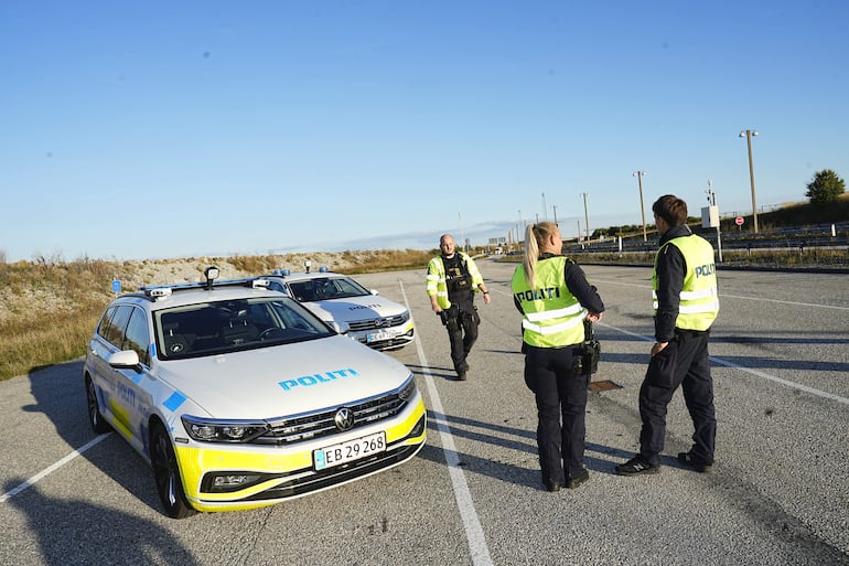 Policía de Copenhague presente en la frontera con Suecia, cerca del puente de Oresunds en Kastrup, Dinamarca, 05 de octubre de 2024. La decisión de aumentar los esfuerzos visibles y preventivos por parte de la policía danesa en las zonas cercanas a las fronteras con Suecia se tomó en el contexto de recientes incidentes cerca las embajadas de Israel en Copenhague y Estocolmo.