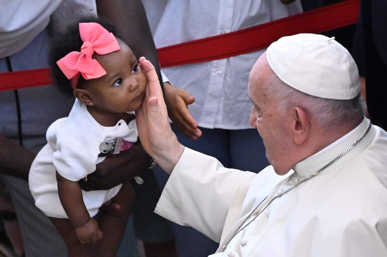 El Papa Francisco saluda a los peregrinos durante una reunión con los representantes de los centros de caridad en el Centro Parroquial de Serafina, este viernes, en Lisboa. El Santo Padre estará en Portugal durante cinco días con motivo de la 37 edición de la Jornada Mundial de la Juventud.