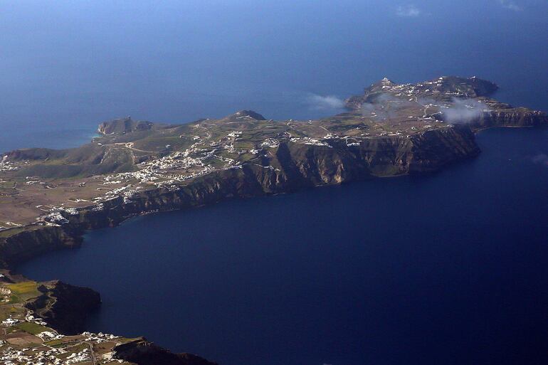 Vista aérea de la isla de Santorini, Grecia, el 04 de febrero de 2025. El municipio de Thera (Santorini) ha recomendado vaciar el agua de las piscinas, prohibido todas las obras de construcción y prohibido el acceso al puerto de Athinio, excepto cuando atracan los barcos, debido a una ola de actividad sísmica. Dos terremotos de magnitud 4,8 y 4,7 en la escala de Richter sacudieron la región el 04 de febrero.