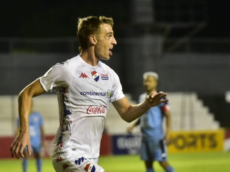 El argentino Juan Alfaro, futbolista de Nacional, celebra un gol en el partido frente a Resistencia por la fecha 19 del torneo Clausura 2023 del fútbol paraguayo.