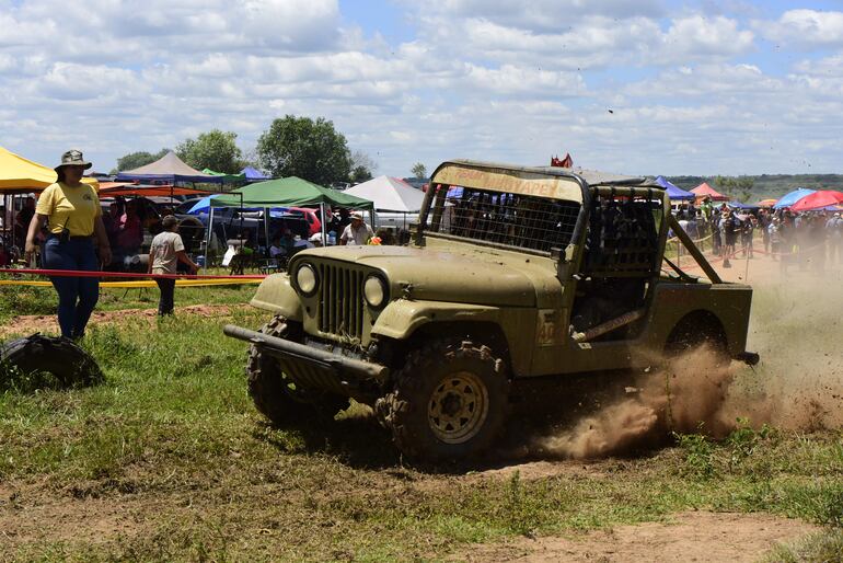 En la categoría TT4N, sobresalieron ampliamente Luis y Adrián Espínola con el Jeep CJ7.