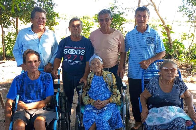 Doña Fidela Caballero Ruíz Díaz festejó sus 106 años rodeada de sus hijos Basilio, Leonardo, Francisco, Damián, Federico, Herminio y Felicita.