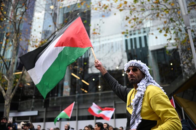 Manifestantes marchan durante una manifestación pro-palestina frente a la Biblioteca Estatal Victoria en Melbourne, Australia.