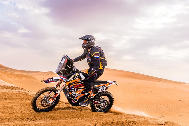 Una postal de Blas Zapag (h) en el desierto, con los colores naranja y de la bandera paraguaya.