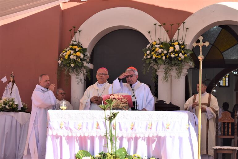 El Cardenal Adalberto Martínez celebró la santa misa por el 80 aniversario de muerte del Padre Julio César Duarte Ortellado.