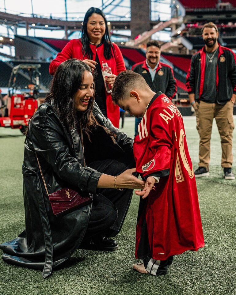 Francesco con la nueva camiseta de papá Miguel Almirón. (Instagram/Alexia Notto)