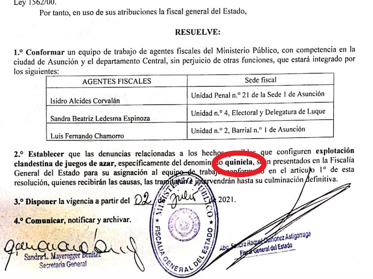 Facsímil de la Resolución N° 2565 firmado por la fiscala general del Estado, Sandra Quiñonez, que conforma un equipo especial para atender las denuncias de explotación de juegos de azar clandestino. En dicho documento establece específicamente el denominado la quiniela, aunque sería utilizado para amedrentar a los explotadores de tragamonedas.