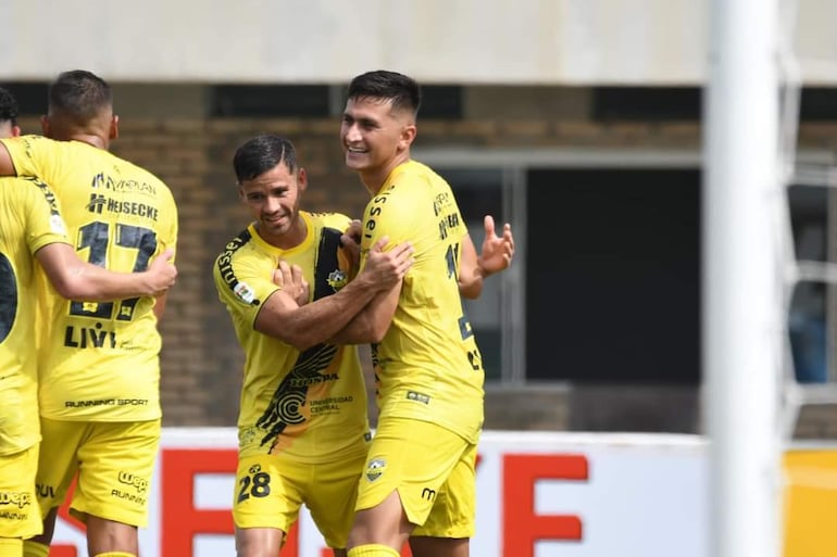 El máximo artillero del certamen, Lucas González, recibe la felicitación de Luis Mendoza tras anotar el tanto que abrió la cuenta ayer en Luque. (Foto: APF)