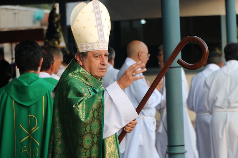 El obispo de la diócesis de Caacupé, monseñor Ricardo Valenzuela presidió la misa en el santuario Nuestra Señora de los Milagros de Caacupé.