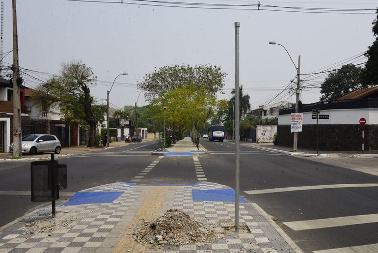 El paseo Carlos A. López se mostraba ayer de mañana con escombros en varias esquinas y postes que aún no tiene focos.