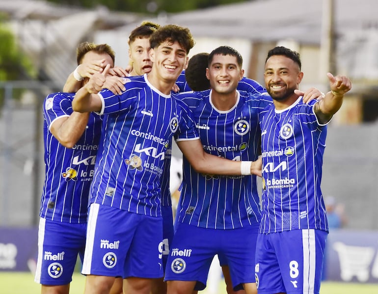 Los jugadores de Sol de América celebran un gol en el partido a Tacuary por la fecha 17 del torneo Clausura 2024 del fútbol paraguayo en el estadio Conmebol, en Luque, Paraguay. 