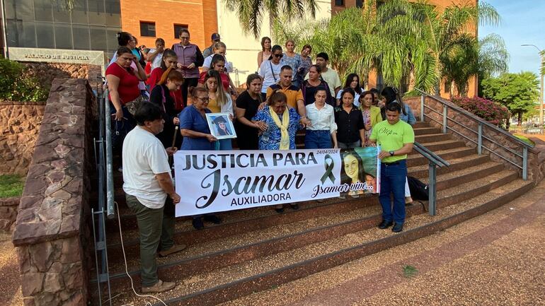 Familiares, amigos, vecinos y docentes frente al Palacio de Justicia de Concepción luego de conocerse la sentencia.