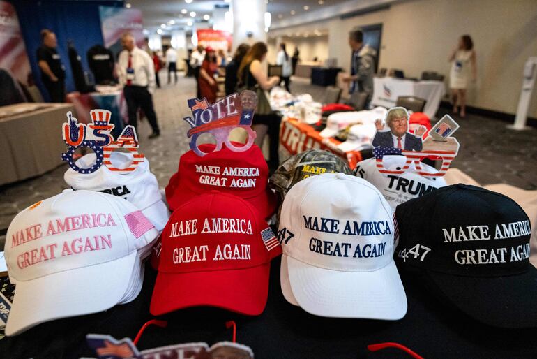 Gorras "Make America Great Again" y otros productos pro-Trump están a la venta en la Conferencia Política Camino a la Mayoría de la Coalición Fe y Libertad en el Washington Hilton el 21 de junio de 2024 en Washington, DC. 