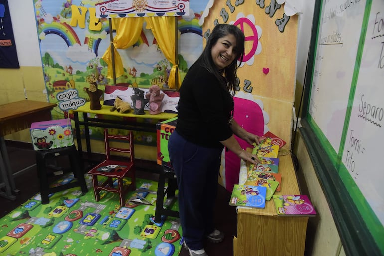 Una docente muestra cómo armó el rincón de lectura para Ñe´ery en la escuela Celsa Speratti.