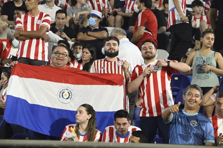 Los aficionados de Paraguay en el estadio Defensores del Chaco en la previa del partido contra Brasil por las Eliminatorias Sudamericanas 2026.