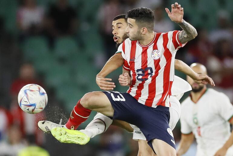 El centrocampista de Marruecos Younes Belhanda (i) lucha con Mathias Villasanti, de Paraguay, durante el partido amistoso entre las selecciones de Marruecos y Paraguay disputado en el estadio Benito Villamarín de Sevilla, este martes.